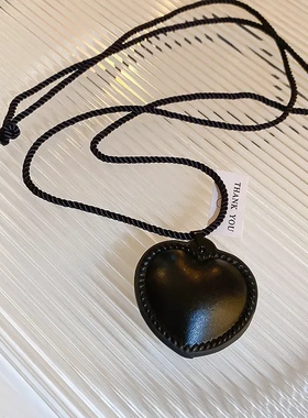 黑色爱心皮革编织绳项链气质时尚潮流锁骨链简约高级感项链女