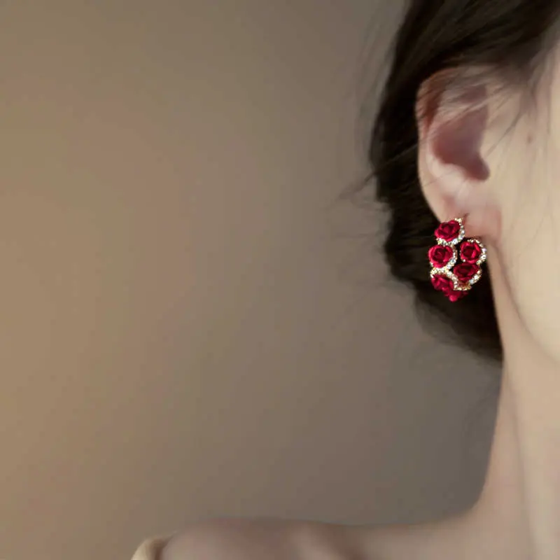 真金电镀镶钻红色花朵耳扣欧美时尚通勤耳环轻奢高级感耳饰女