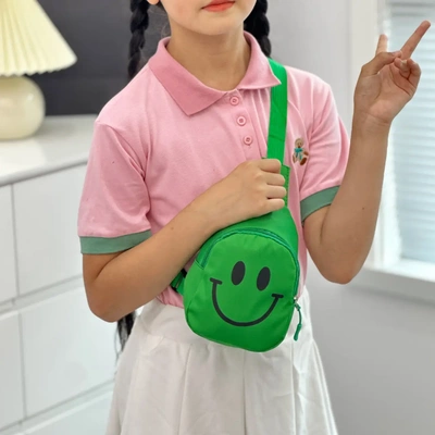 儿童胸包2025新款可爱潮酷宝宝斜挎包洋气笑脸印花小包包配饰