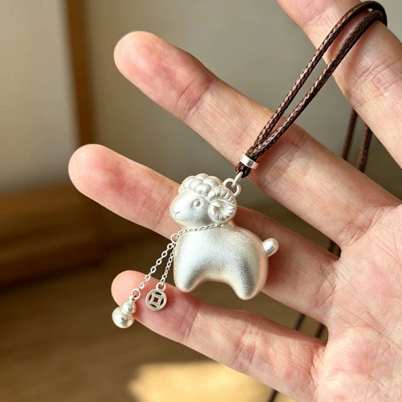素绒咩咩 银色小羊吊坠项链女韩系简约设计感小众长款毛衣链颈链