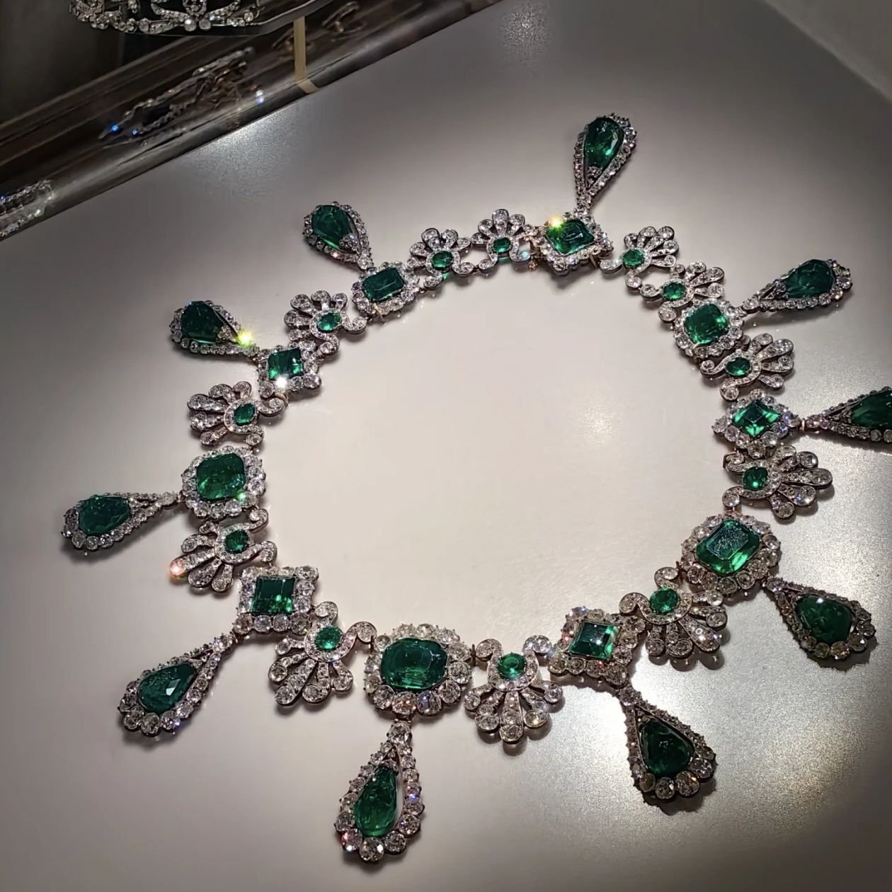 卢浮宫祖母绿项链法式同款豪华气场水钻设计闪耀气质首饰欧美镶钻