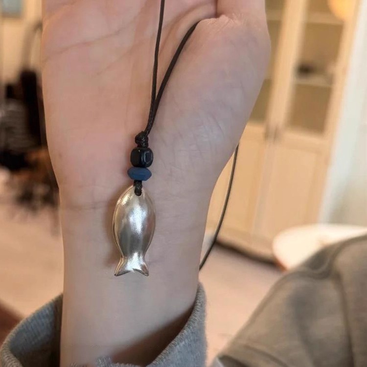 新中式银色亮面小鱼吊坠项链简约风复古百搭长款可调节编绳毛衣链