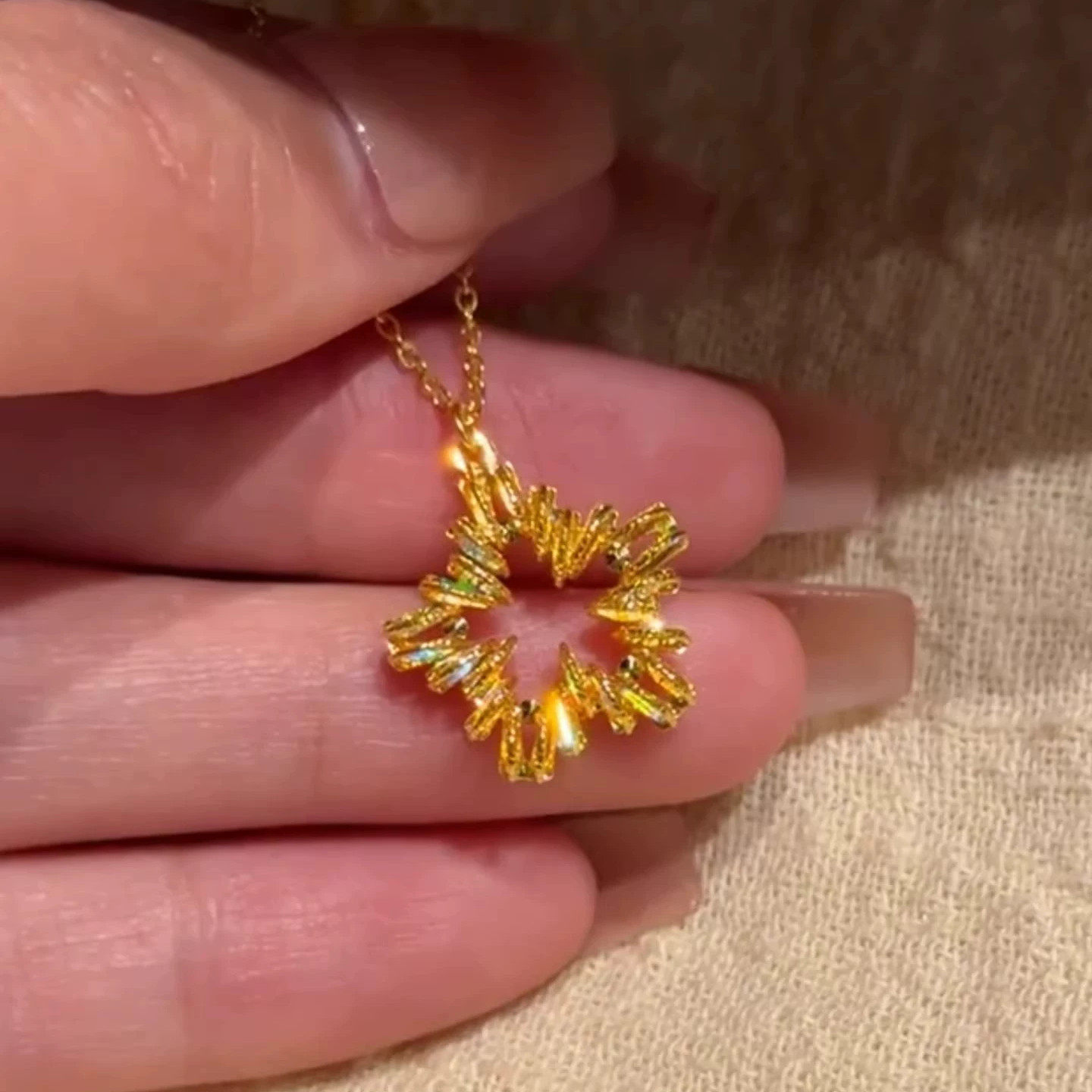 法式金色镂空星星项链女千金感轻奢精致秋冬高级小众锁骨颈链配饰