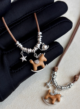 复古皮绳小马项链配饰女2025新款高级感秋冬木马本命年长款毛衣链