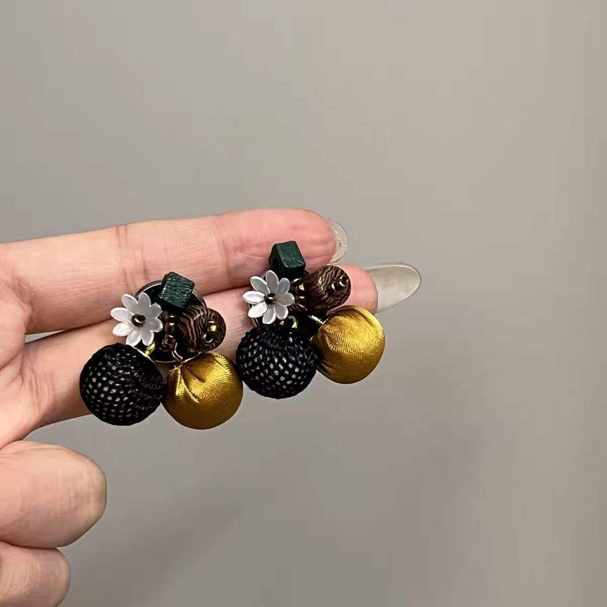 美拉德手工编织撞色花朵耳钉