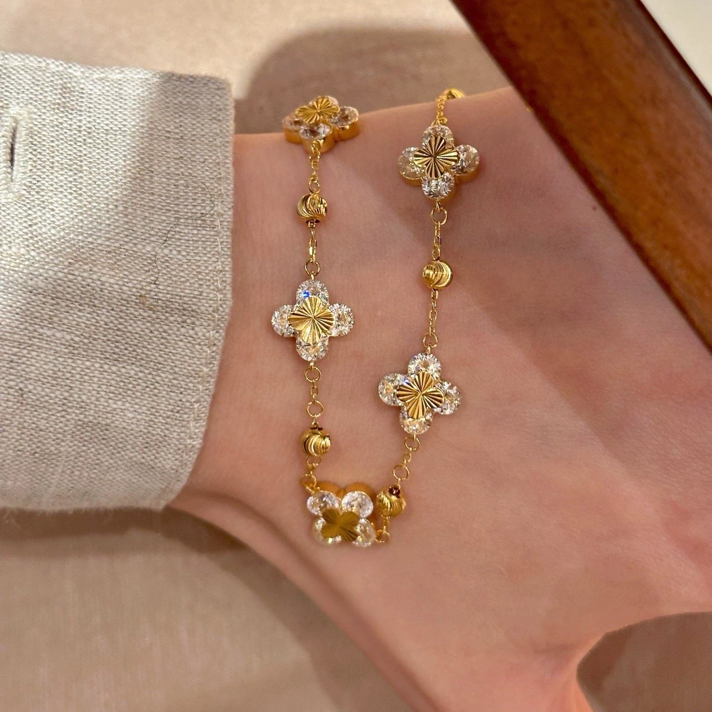 爆闪金色碎碎冰四叶花手链女款2025新款轻奢小众精致复古气质手环,模玩/动漫/周边/娃圈三坑/桌游,动漫手表/项链/饰品,淘宝优惠券,粉丝福利购,淘宝优惠卷