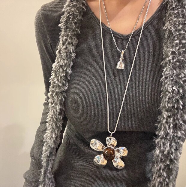 重工金属小花长款项链女2025新款爆款锁骨链韩系ins小众设计配饰