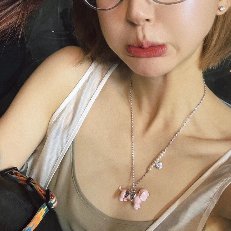 赵露思同款粉色小狗项链女2025新款爆款吊坠轻奢小众高级感锁骨链