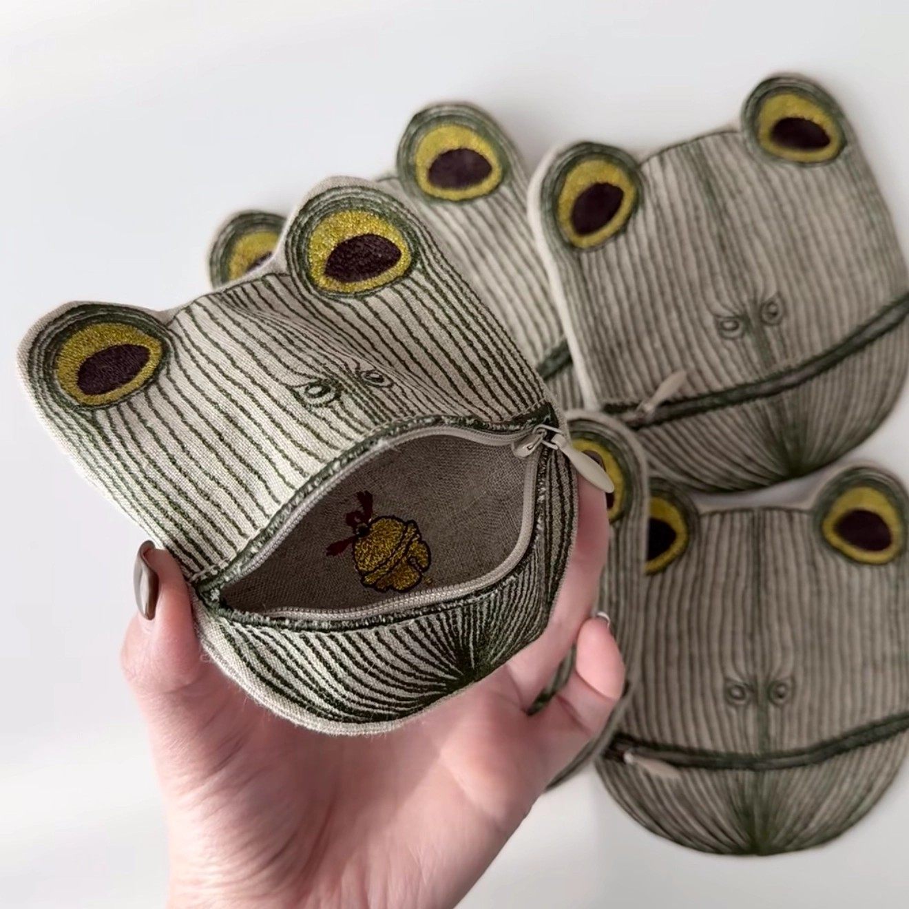 抽象可爱幸运小青蛙零钱包小红书同款收纳装饰独立口袋送朋友礼物,模玩/动漫/周边/娃圈三坑/桌游,动漫背包/钱包/箱包,淘宝优惠券,粉丝福利购,淘宝优惠卷