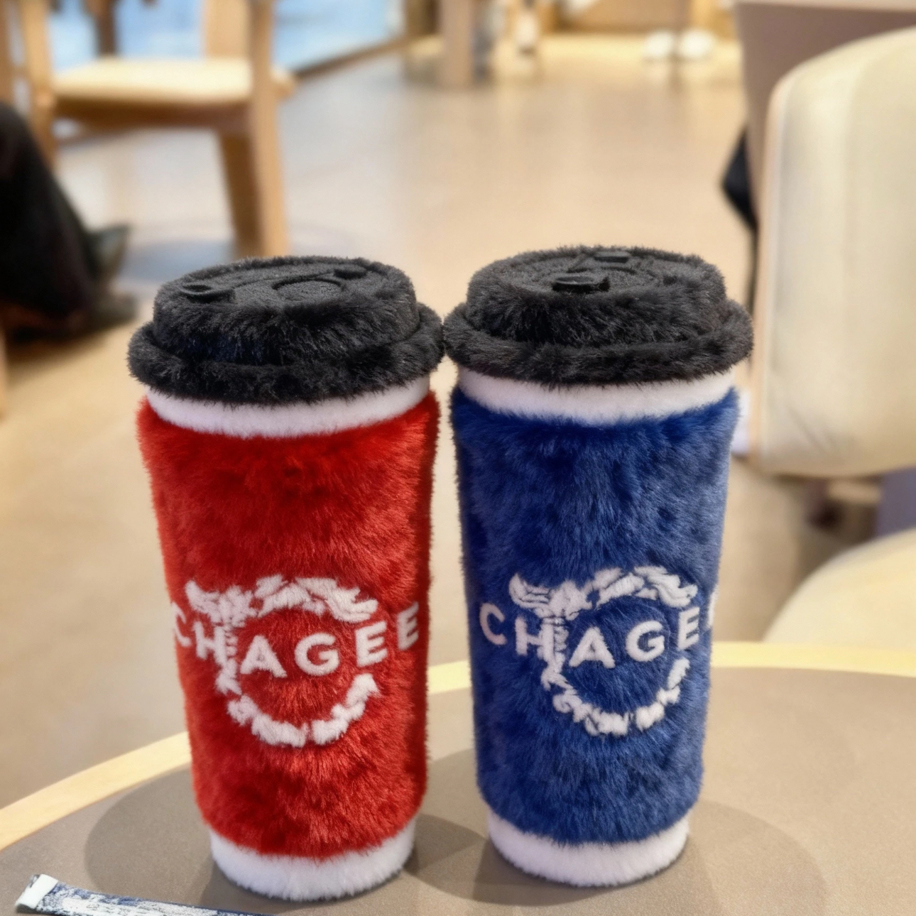 小红书同款毛茸茸霸王茶姬来袭软萌质感让你握在手心的暖呼呼奶茶