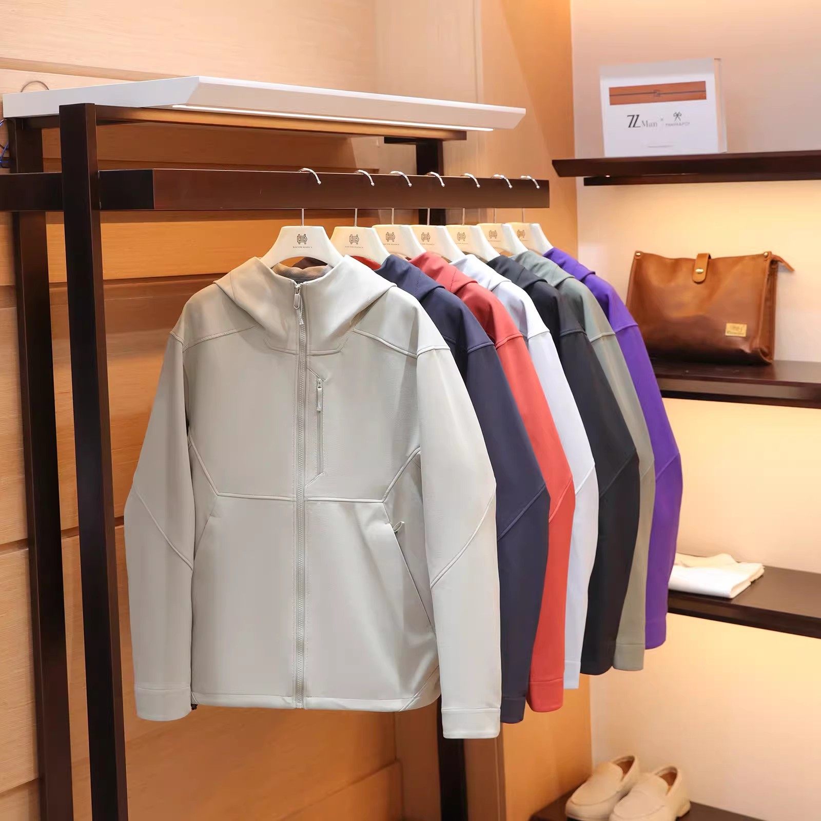 春秋三防加绒连帽户外软壳冲锋衣