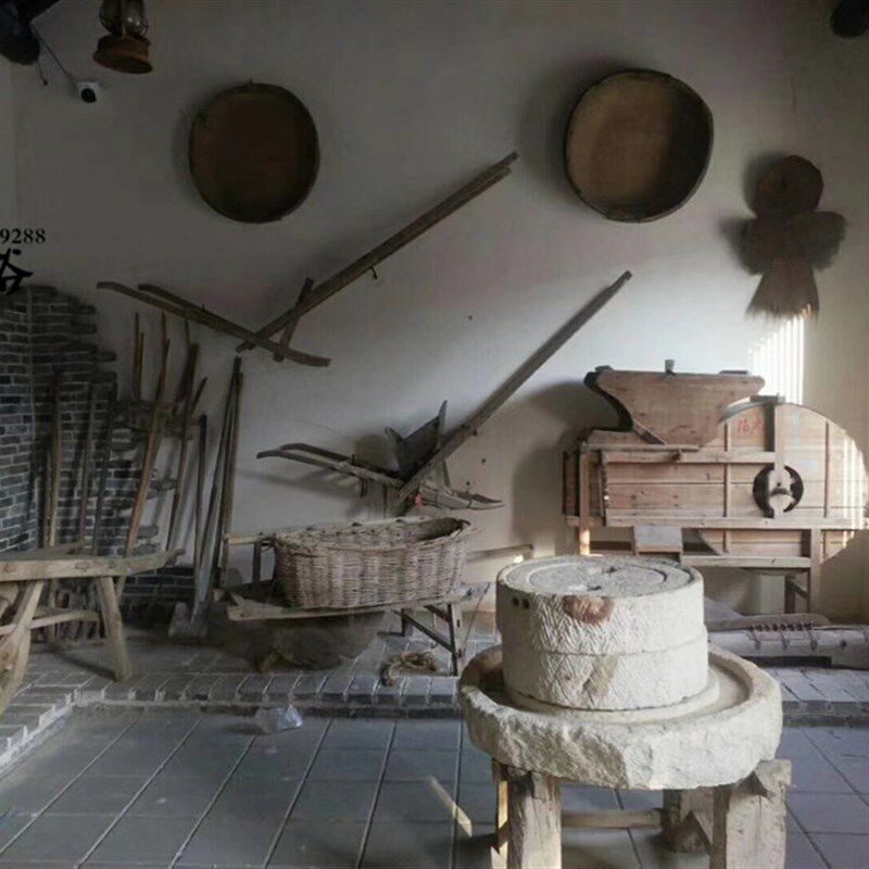 民俗怀旧老农具镰刀扁p担木杈连枷木耙铁楸锄头农耕工具展示老物