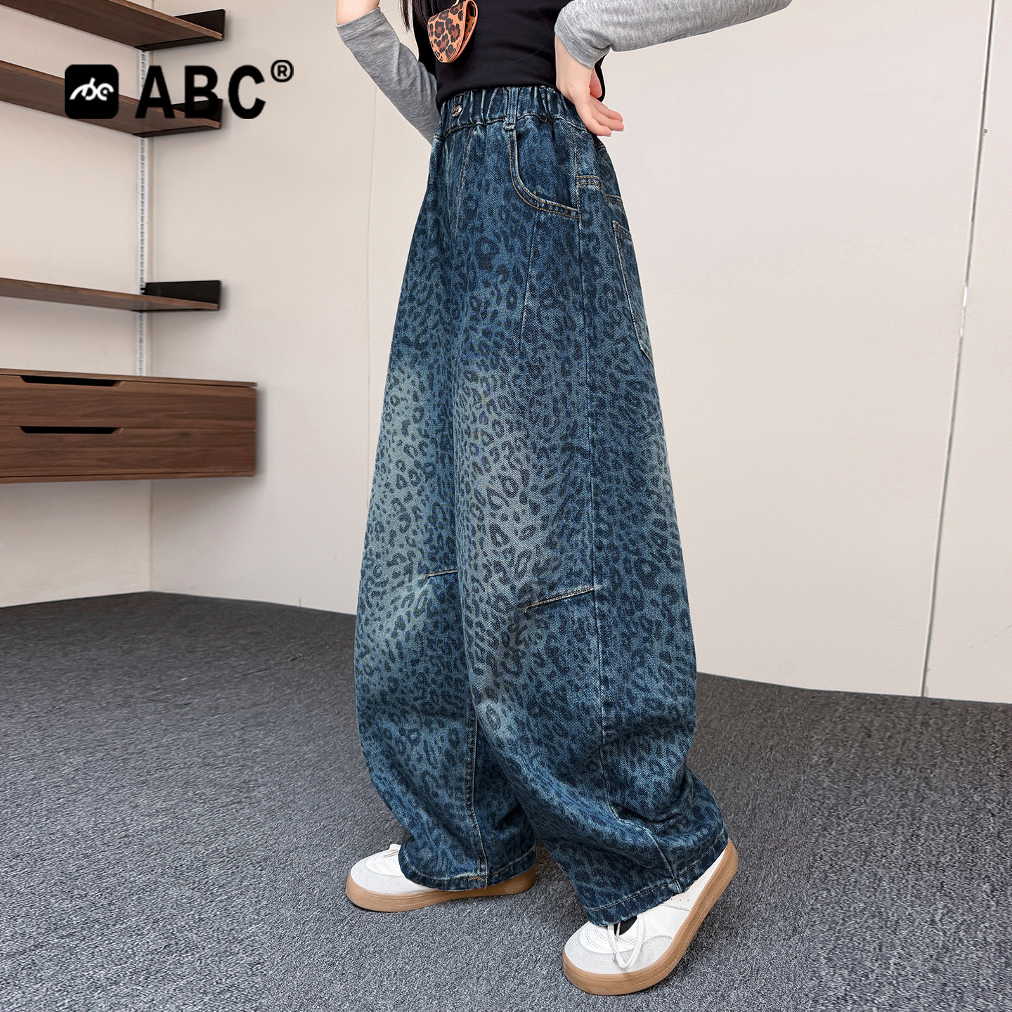 ABC女童牛仔裤秋季2026新款儿童女孩超好看裤子女大童豹纹弯刀裤