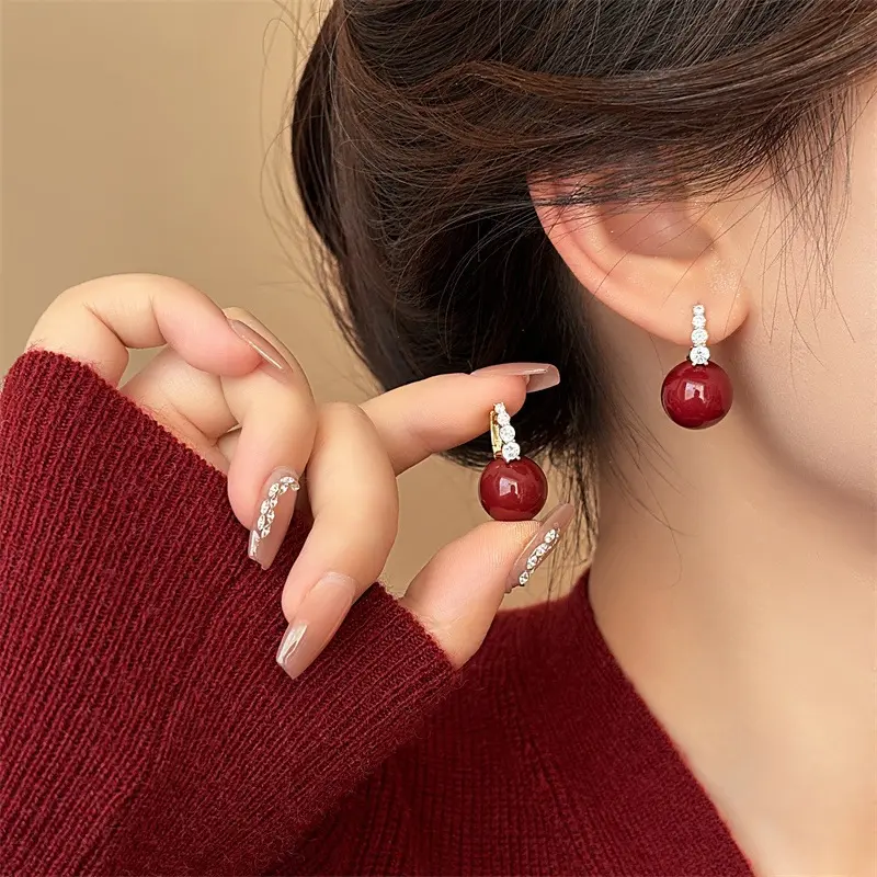 红色珍珠锆石耳扣高级感小众新年红色气质耳钉法式通勤独特耳环