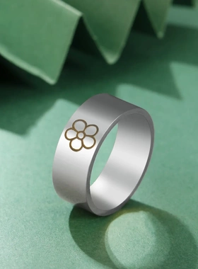 新款时尚通勤简约不锈钢抹黑花朵光面戒指8mm宽18k金不掉色