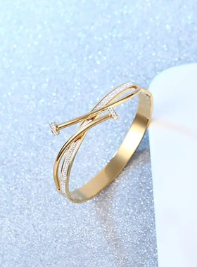 欧美爆款交叉钉子形金色手环设计高级感微镶钻石网红款不锈钢手镯