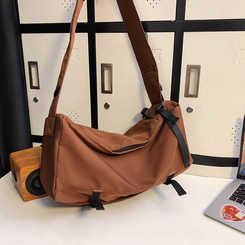 新品单肩包男士大容量斜挎工装包学生通勤邮差包男款时尚潮流机能