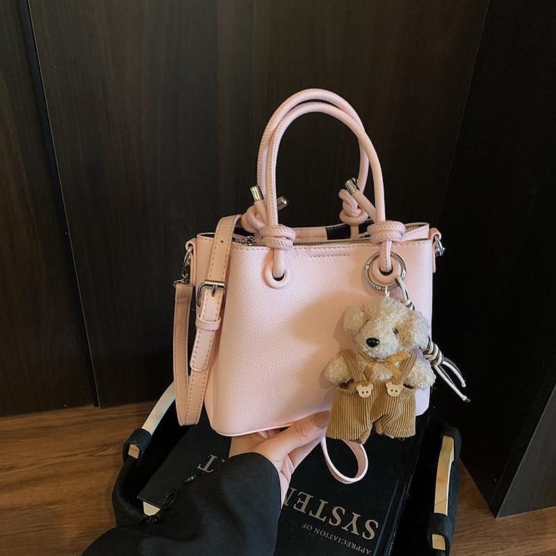 新品简约休闲手提包韩版时尚百搭水桶包2025新款春季小众高级感斜