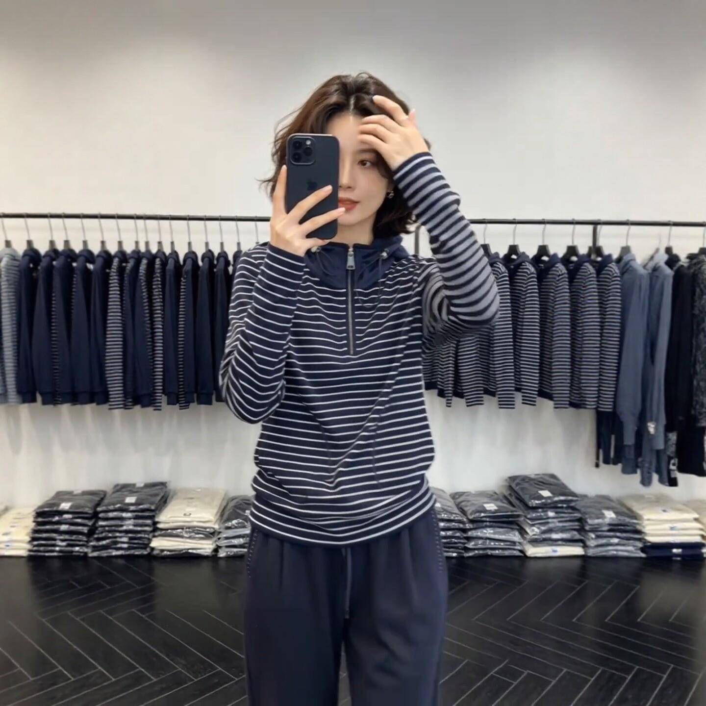 推荐条纹连帽卫衣女2026秋季新款大码胖MM时尚减龄显瘦半拉链打底