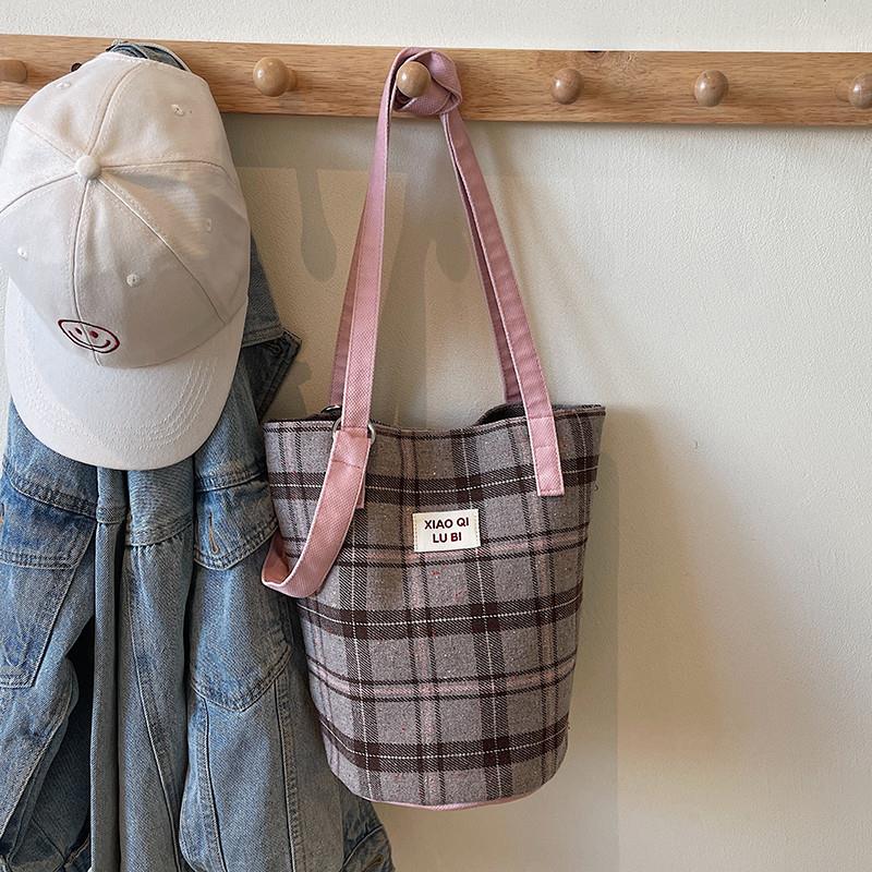 推荐小众格子腋下水桶包包