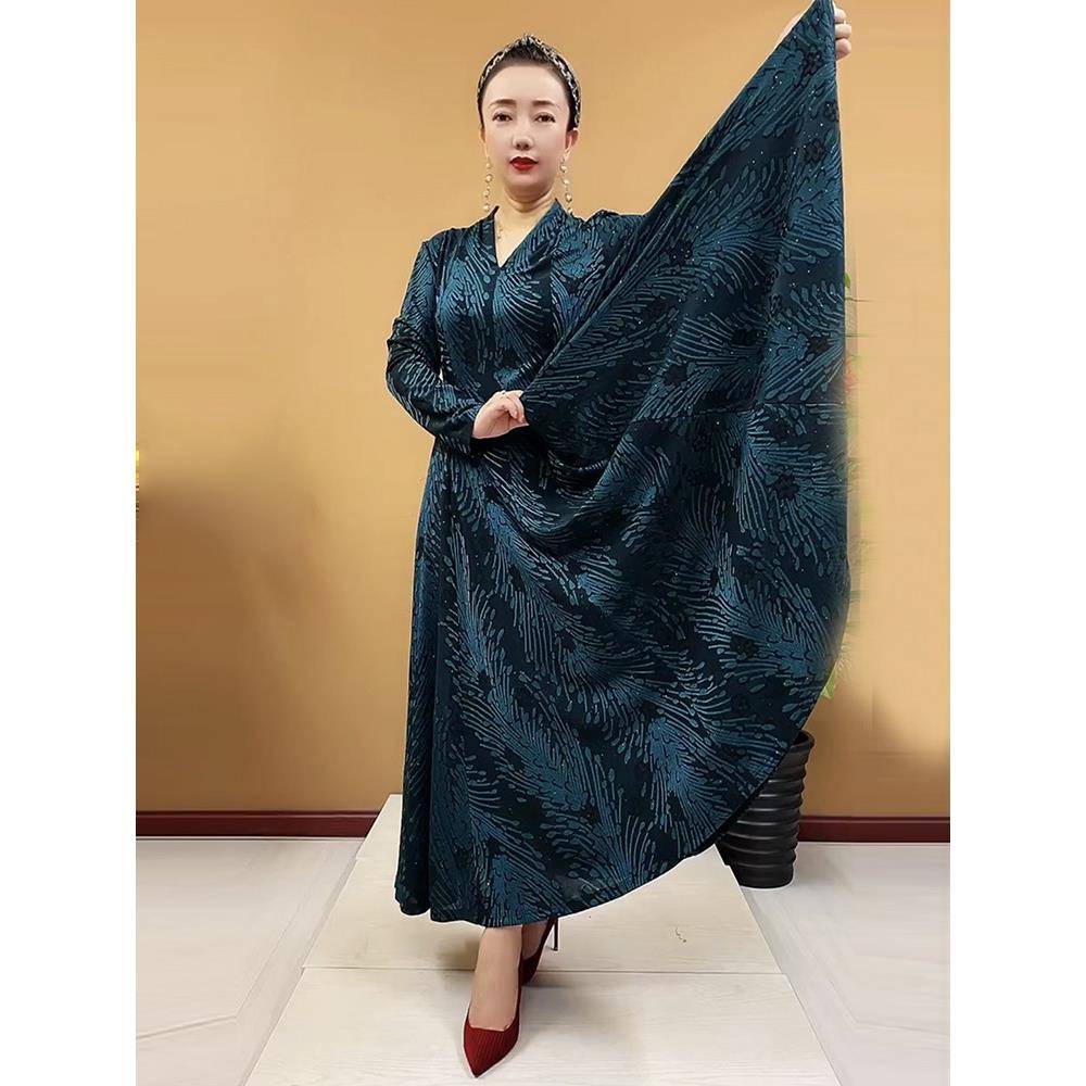 推荐秋冬新款连衣裙时髦妈妈网红同款V领凤尾高腰织锦提花十片大
