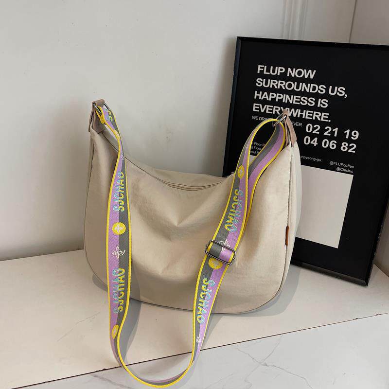 新品大容量饺子包包女士2025新款轻便休闲斜挎包百搭通勤包腋下月