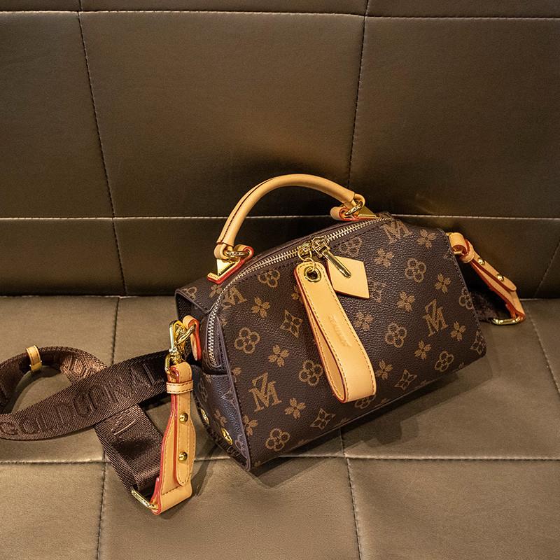 推荐今年流行正品超火手提