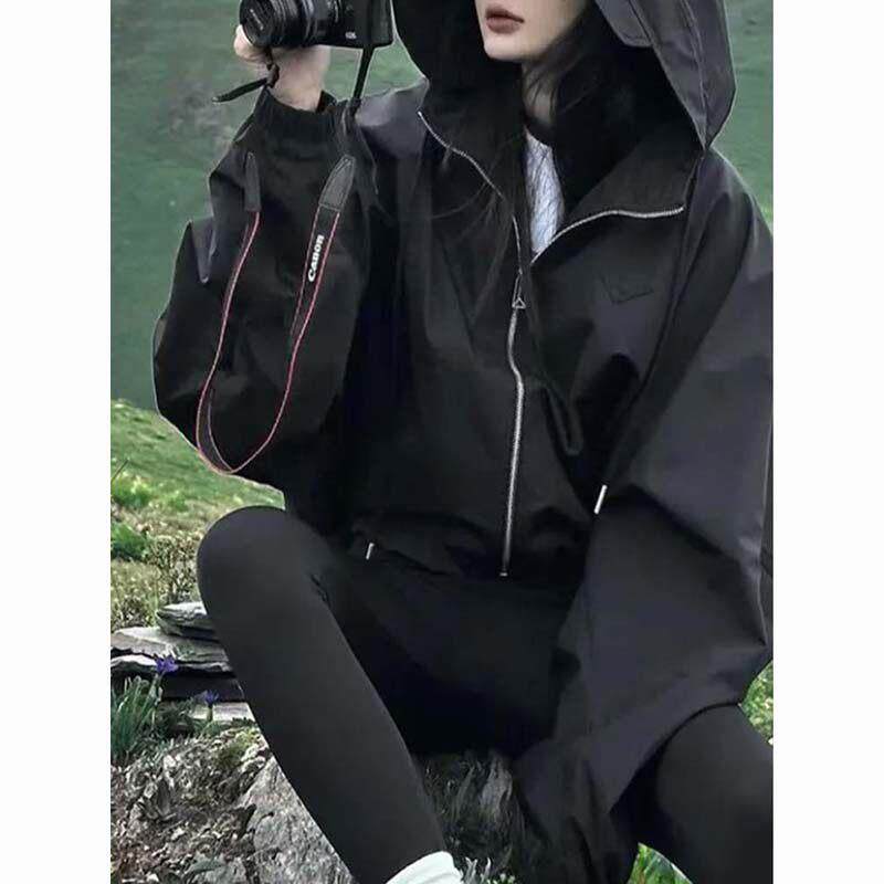 推荐美式短款冲锋衣外套女2026春秋新款欧货设计感宽松连帽运动夹