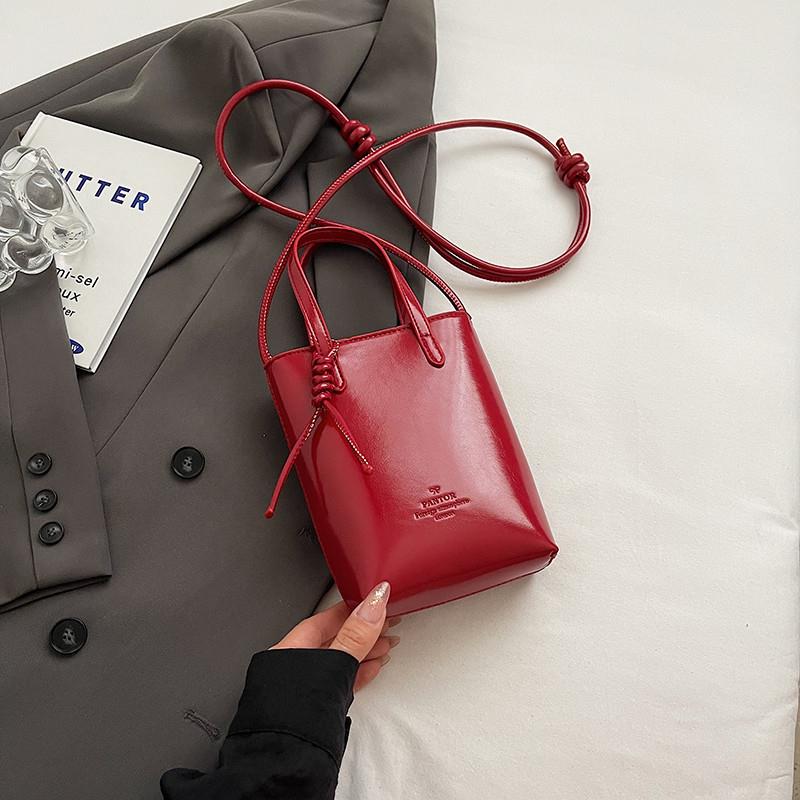 推荐外出小拎包包女款2025新款流行休闲红色单肩包时尚银色斜挎手