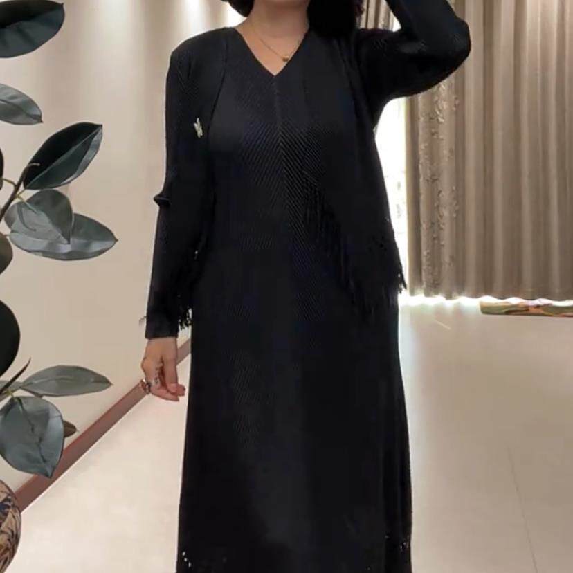 推荐秋季显瘦时尚V领褶皱流苏设计连衣裙外搭保暖中老年洋气款妈