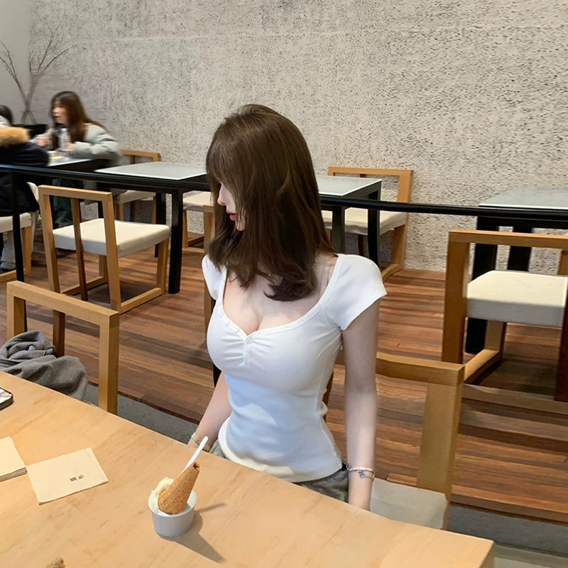 MosesQueen魔西女王白色v领短袖t恤女夏季设计感纯欲辣妹短款上衣,女装/女士精品,T恤,淘宝优惠券,粉丝福利购,淘宝优惠卷