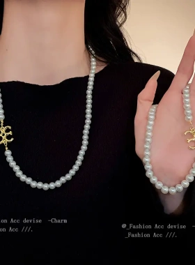 字母珍珠项链串珠高级感法式锁骨链时尚个性百搭气质项饰