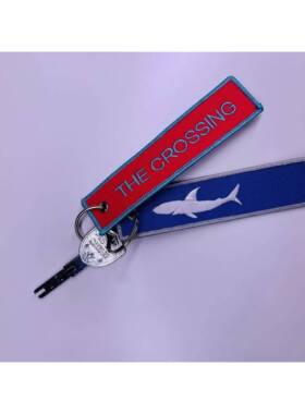 same《过春天》周边刺绣电影文创钥匙扣粉色蓝色鲨鱼雪花