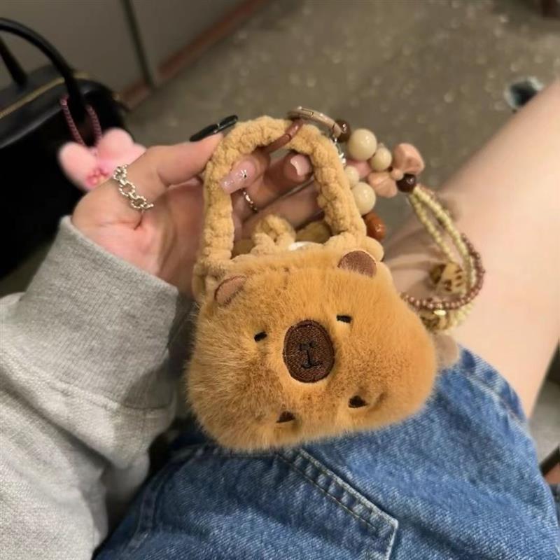 卡皮巴拉毛绒钥匙扣迷你便携收纳包零钱包耳机保护套卡通背包挂饰