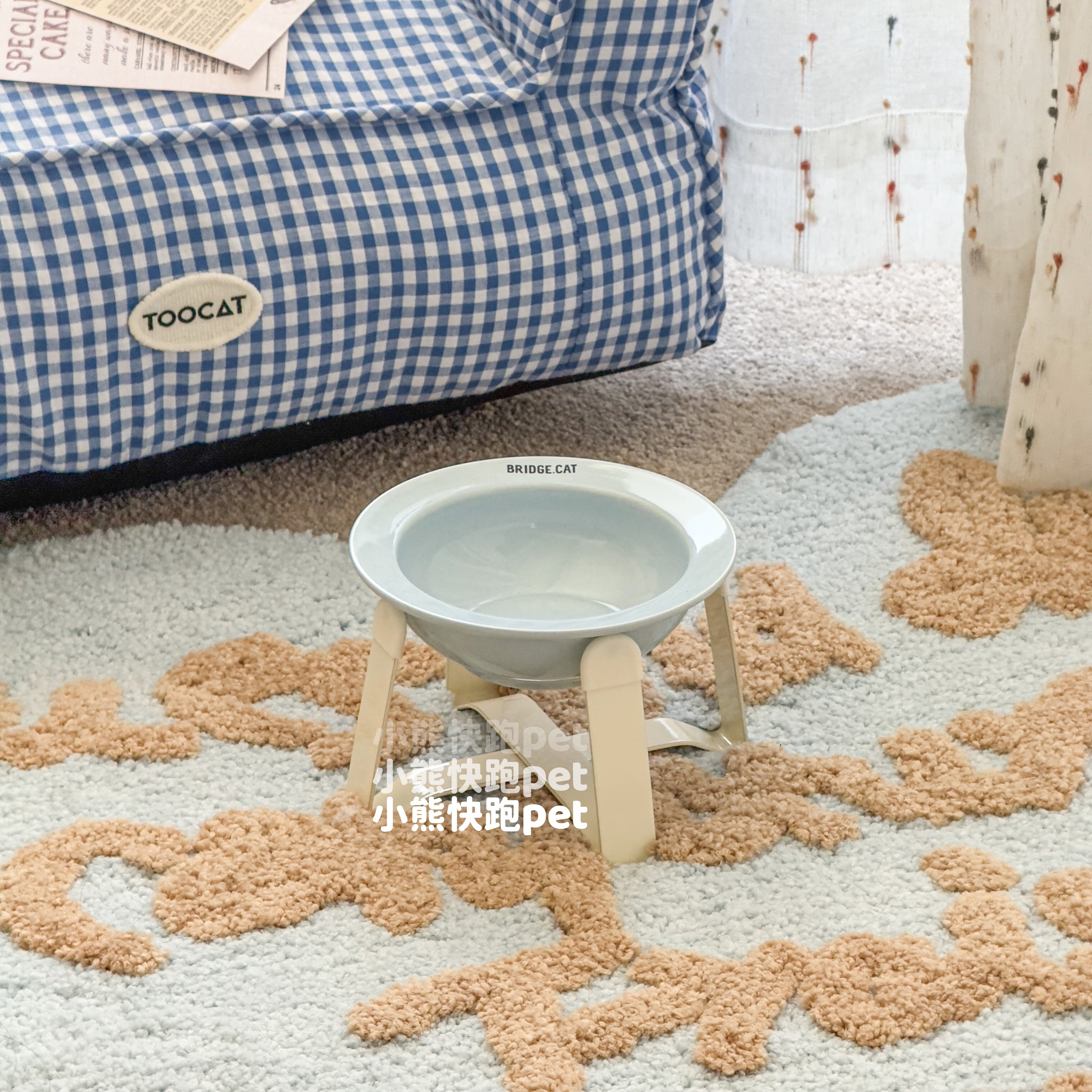 BD猫碗小狗碗猫条猫狗粮碗宠物餐具ins宠物碗陶瓷飞碟+奶白支架