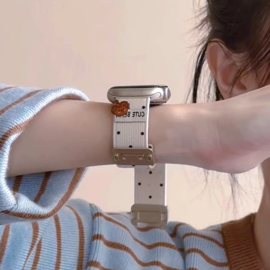 适用于iWatchs11新款波点小熊插画尼龙编织磁吸表带苹果s10手表AppleWatchS9s87se3通用创意Ultra3高级感透气