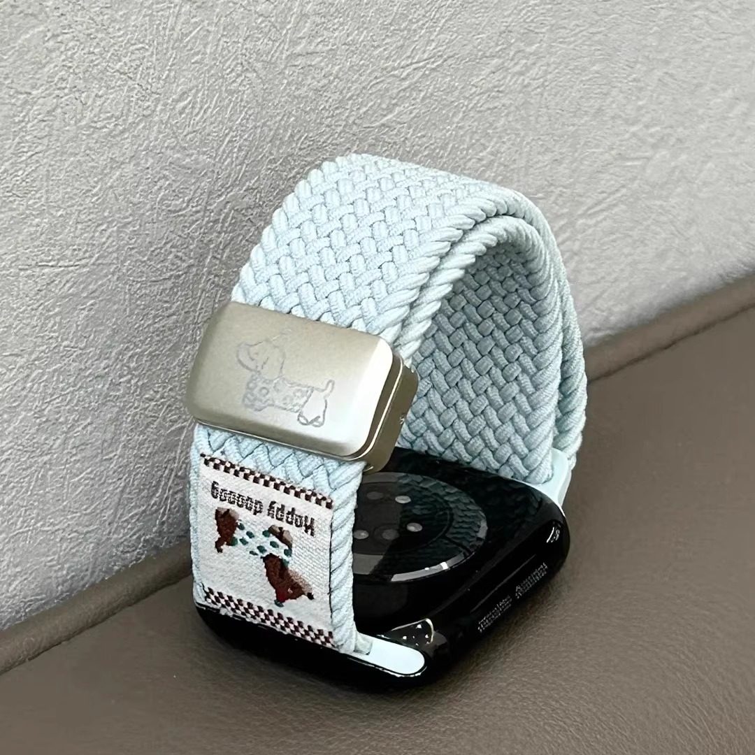 适用iWatchs11代可爱腊肠狗插画尼龙编织苹果S10手表磁吸表带透气弹力applewatchs98夏天SE透气Ultra智能通用 - 实物图