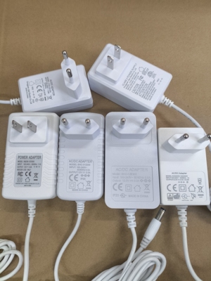 适配器12v2a 12v3a 随机发一个