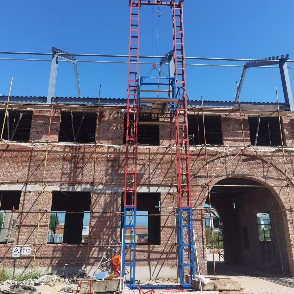 2024别墅装修工地施工龙门架升降吊篮物料提升机 施工升降机厂家