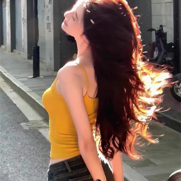 好货辣妹多巴胺泰式穿搭姜黄色修身吊带背心女遮副乳外穿美背无袖