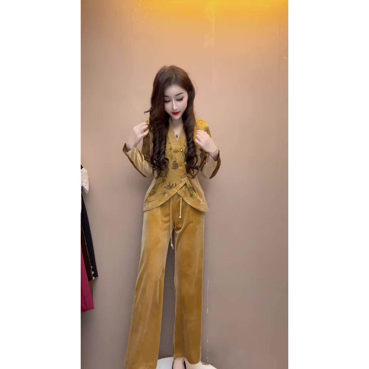 好货春季新款复古国风丝绒套装女V领盘扣上衣高腰休闲阔腿裤两件