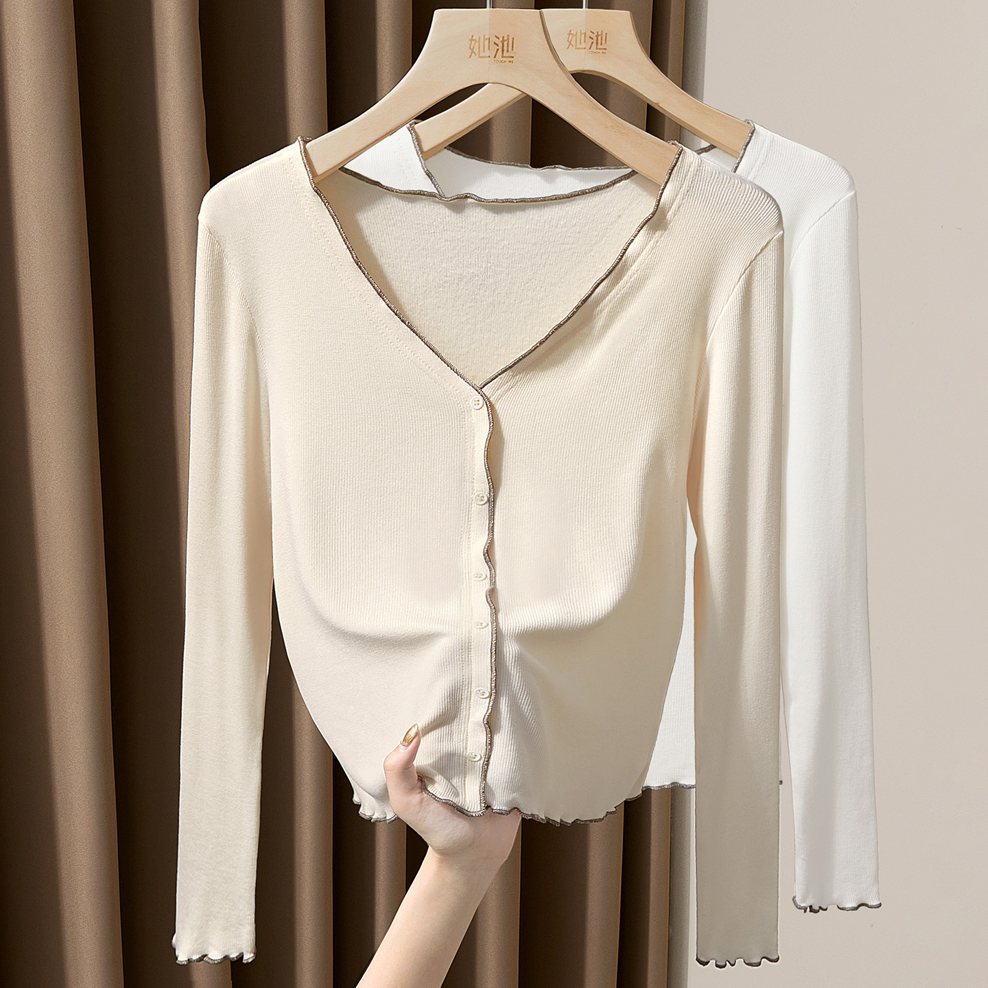 她池撞色单排扣修身V领打底衫