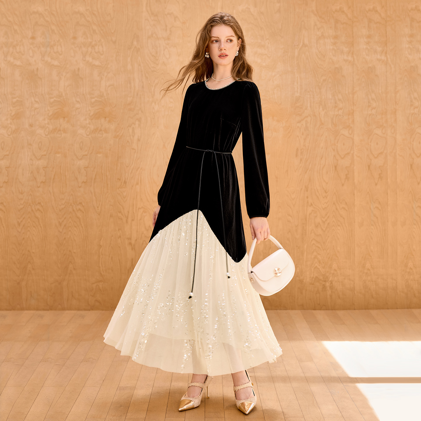 她池珍珠圆领网纱拼接丝绒连衣裙