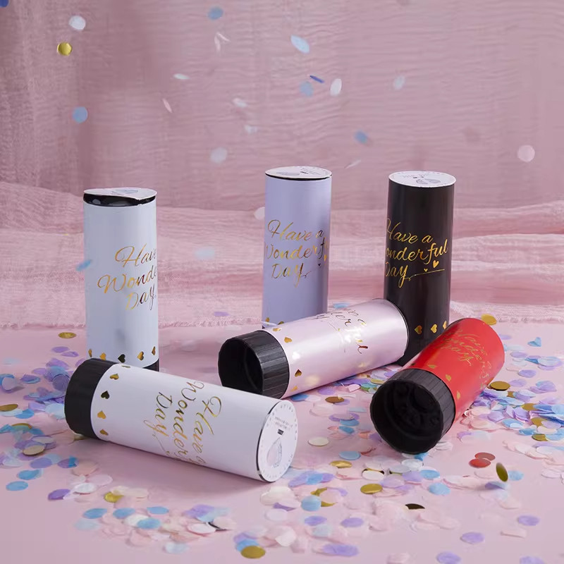手持小礼花筒花瓣生日拍照