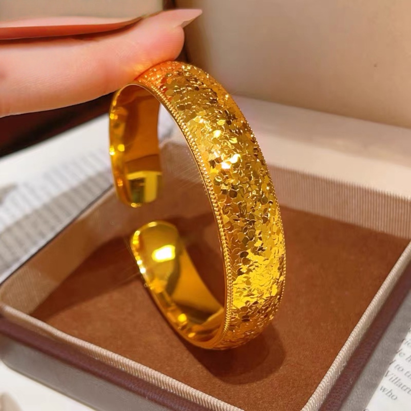 卡纯诗金店同款沙金仿真金宽版碎碎冰手镯女高级感手环礼物送女友