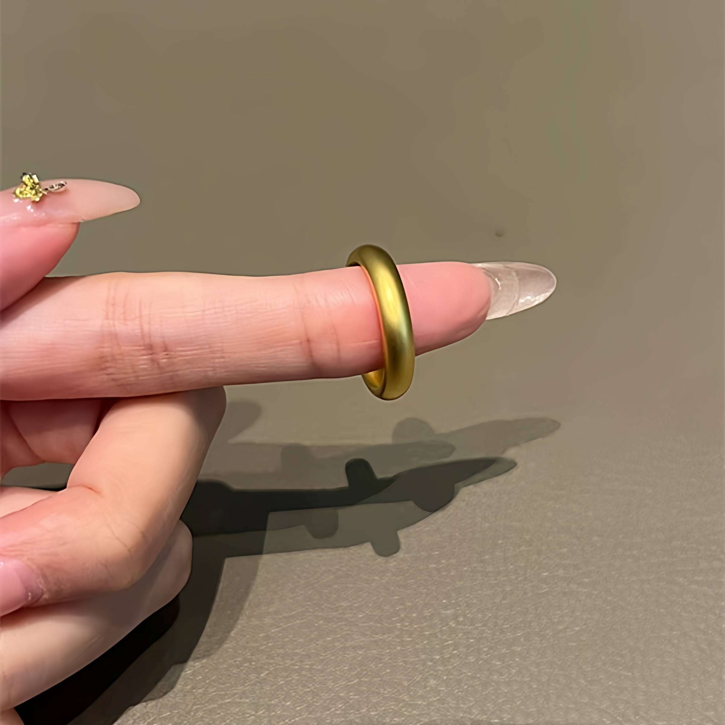 卡纯诗金店同款沙金仿真金素圈女泥鳅背戒指高级感古法传承实心