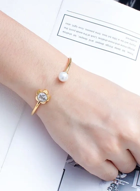 货源 欧美简约花朵透明玻璃水晶开口珍珠钛钢手镯女