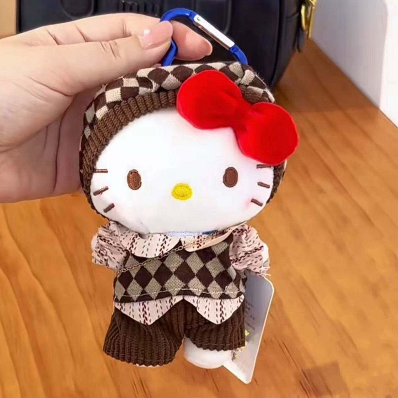 正版老钱风英伦套装kt猫包包挂件猫咪书包挂饰女可爱毛绒公仔