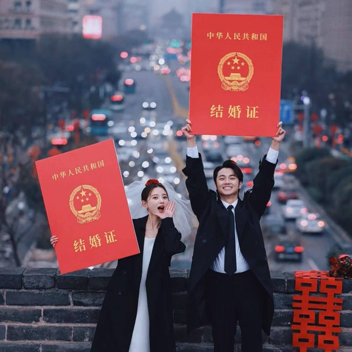 顺便买卖结婚领证拍照道具登记跟拍手持横幅旅行订婚结婚用品囍字