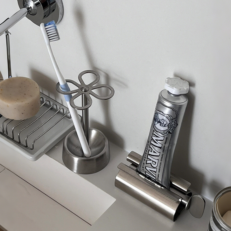 日式牙刷置物架简约创意不锈钢浴室卫生间台面收纳挤牙膏挤压神器